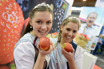Die Apfelprinzessinnen Michaela Herz (links) und Ines Klotz