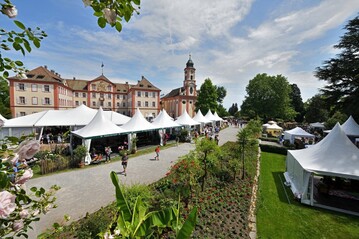 68 Aussteller bieten unter anderem die neuesten Rosenzchtungen, exklusive Blumenzwiebeln und Gartenmbel an