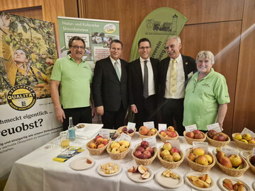 Minister Hauk beim LOGL-Stand