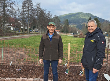 Martin Steudinger (l.) neben Kassier Walter Fuss (r.) vor dem Beitrag der Obst- und Gartenbauvereine der Gartenschau Freudenstadt und Baiersbronn 2025 