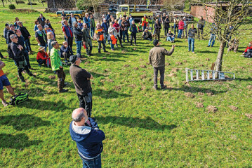 Beim Obstbaumschnitt-Symposium darf mit Baumpflegern in der Streuobstwiese gefachsimpelt werden