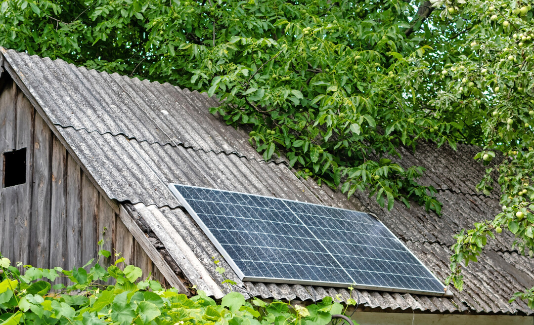 Solarpaneele auf dem Dach des Gartenhauses zu installieren, ist ein Klassiker. Achtung: Bume knnen die Module auch hier beschatten!