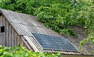 Solarpaneele auf dem Dach des Gartenhauses zu installieren, ist ein Klassiker. Achtung: Bume knnen die Module auch hier beschatten!
