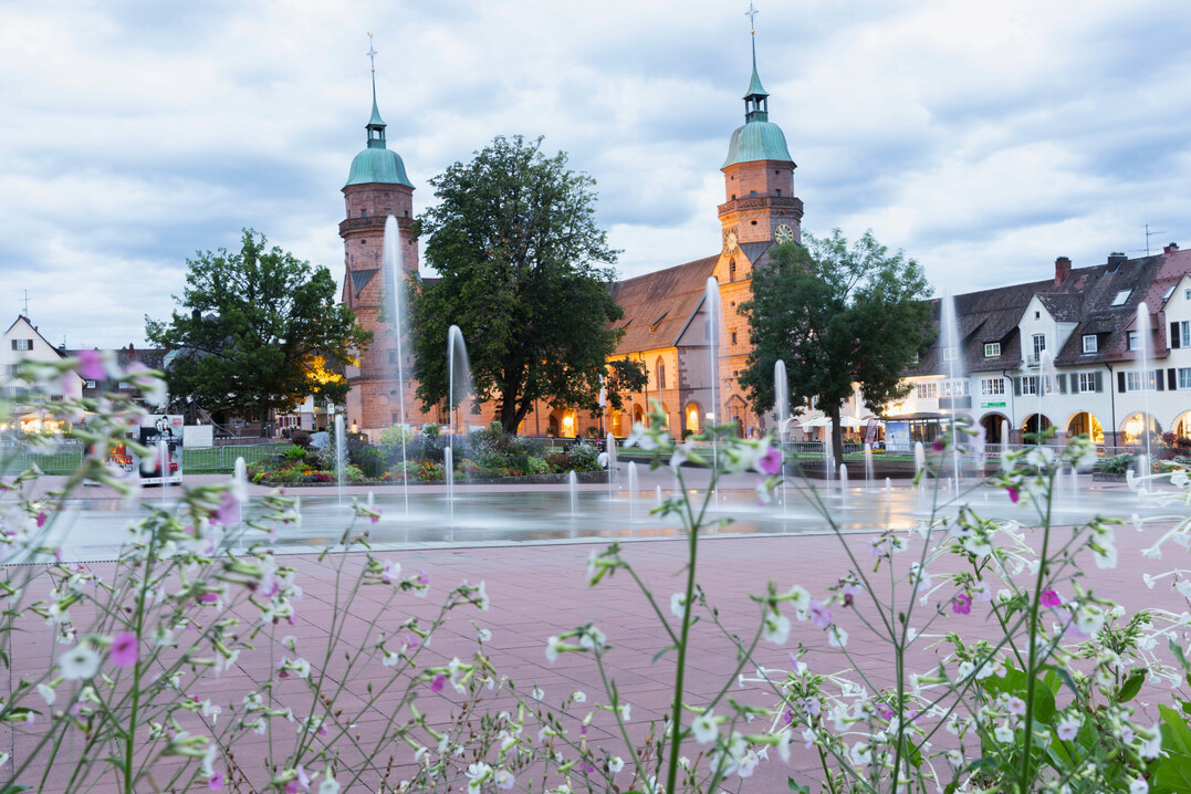 Am mit Wechselflor geschmcktem Marktplatz Freudenstadt starten Shuttlebusse und in einem Zelt finden viele kulturelle Veranstaltungen wie Konzerte statt. 