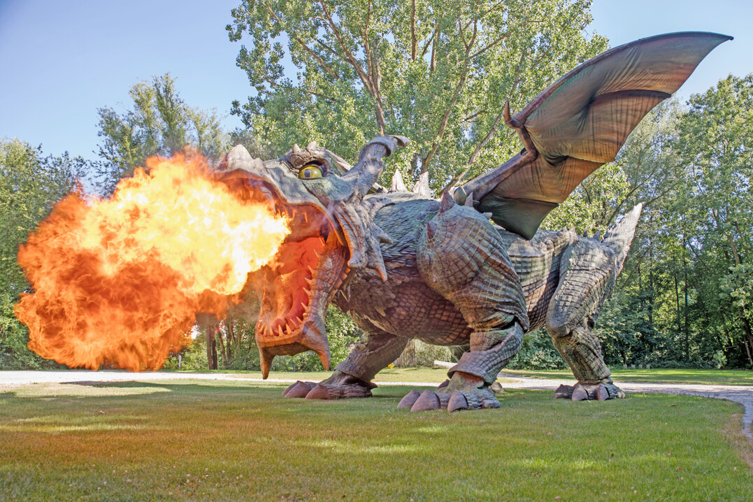 Furth: Der Drache als Maskottchen wird dargestellt von einem Feuer speienden Schreitroboter.