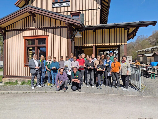 Die stolzen Juniorfachwarte bei der Urkundenbergabe am 12. April
