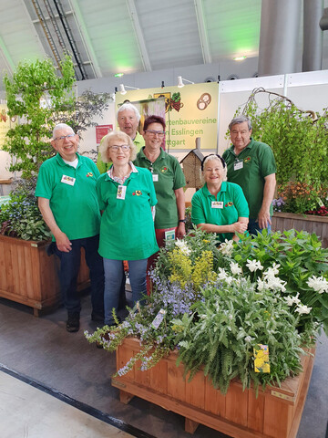 Die Standbetreuerinnen und -betreuer der Obst- und Gartenbauvereine an ihrem Stand auf der Gartenmesse outdoor ambiente in Stuttgart 