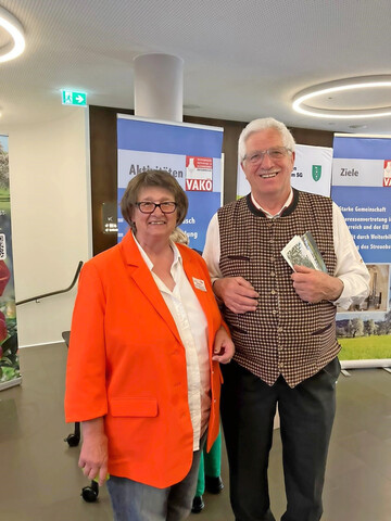 LOGL-Prsidentin Sigrid Erhardt mit Streuobstgastronom und Destillatexperte August Kottmann (OGV Gosheim) in Bregenz