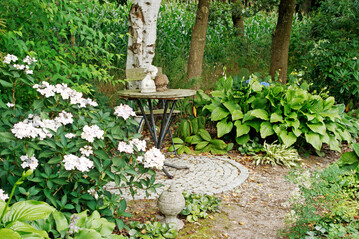 Ein schattiger Sitzplatz sollte in jedem Garten zu finden sein.