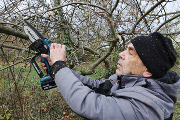 Autor Ekkehard Musche beim Test: Es geh�ren stets beide H�nde an den S�gengriff