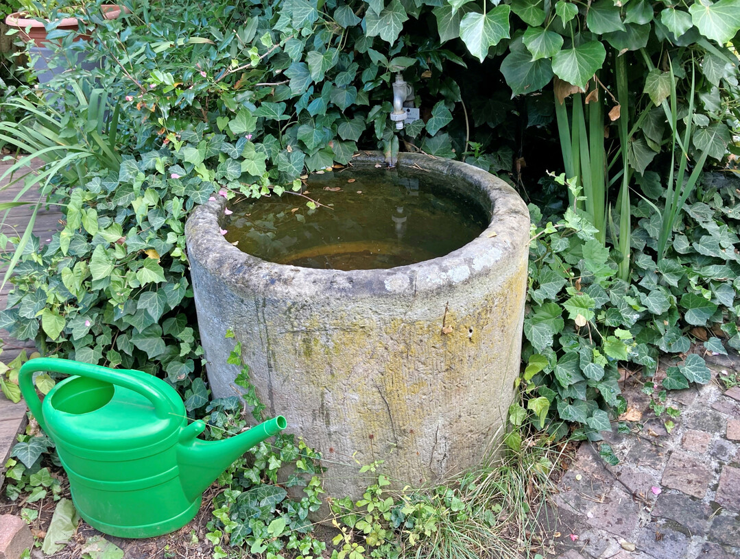 Natursteintrog als Sch�pfbrunnen. Die F�llung erfolgt �ber Fallrohr oder Druckleitung aus Zisternen