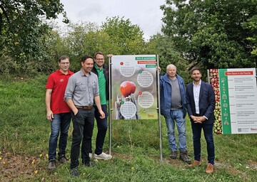 Der OGV Kirchheim am Ries auf der Fruchtsafterffnung des VdaW: Mario Hofelich, der 2. Vorsitzende des OGV; Timo Schumann von VdAW; Daniel bele, der 1. Vorsitzende des OGV und Betreiber der Kelterei Obele, Dietmar bele von der Mosterei bele; Danyel Atalay, der Brgermeister von Kirchheim a.R. (v.l.n.r.) 