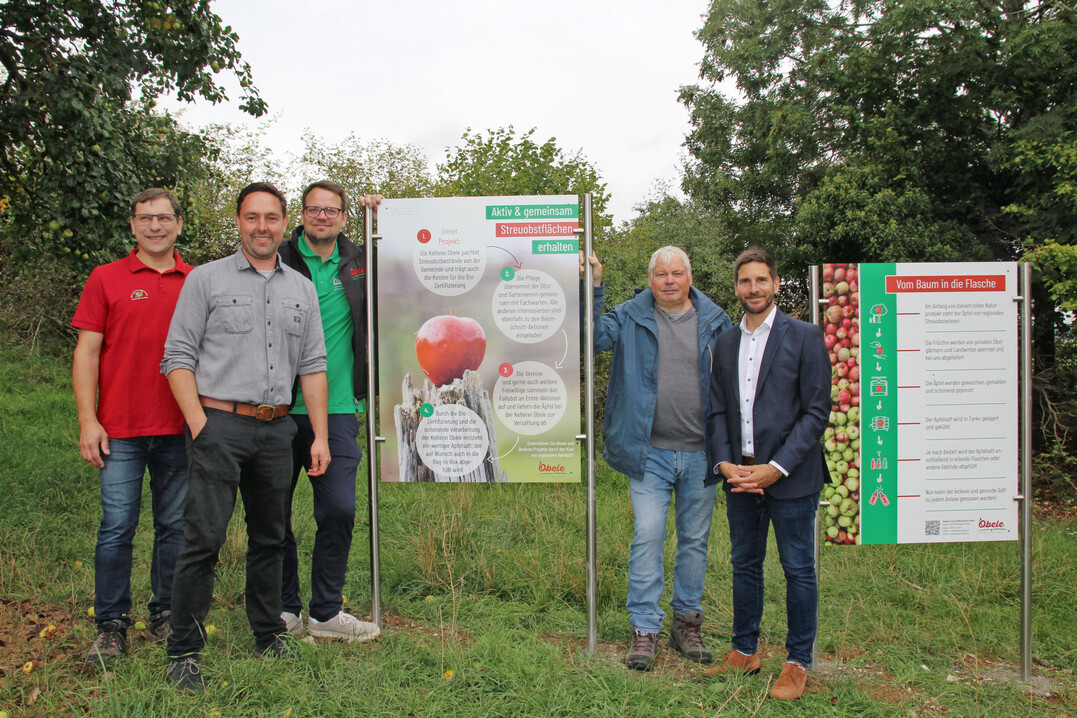 Sie engagieren sich in Kirchheim am Ries fr das regionale Streuobst (v. l.): Mario Hofelich, 2. Vorsitzender des OGV, Timo Schumann, Daniel bele, dessen Vater Dietmar bele und Brgermeister Danyel Atalay.