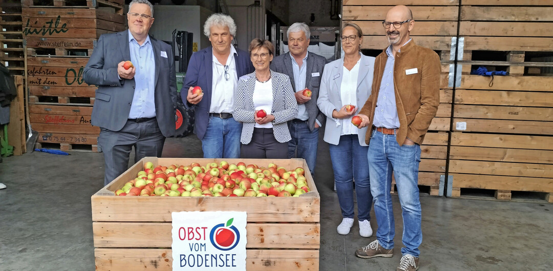 Offizieller Start in die Apfelsaison am Bodensee auf dem Betrieb Steffelin in Markdorf-Ittendorf mit (v. l.) WOG-Geschftsfhrer Jrgen Nssle, KOB-Sortenprfer Dr. Ulrich Mayr, Staatssekretrin Sabine Kurtz, Obstregionsvorsitzender Thomas Heilig, Obstregionsgeschftsfhrerin Anja Renz und Obstregionsvorsitzender Erich Rhrenbach. 