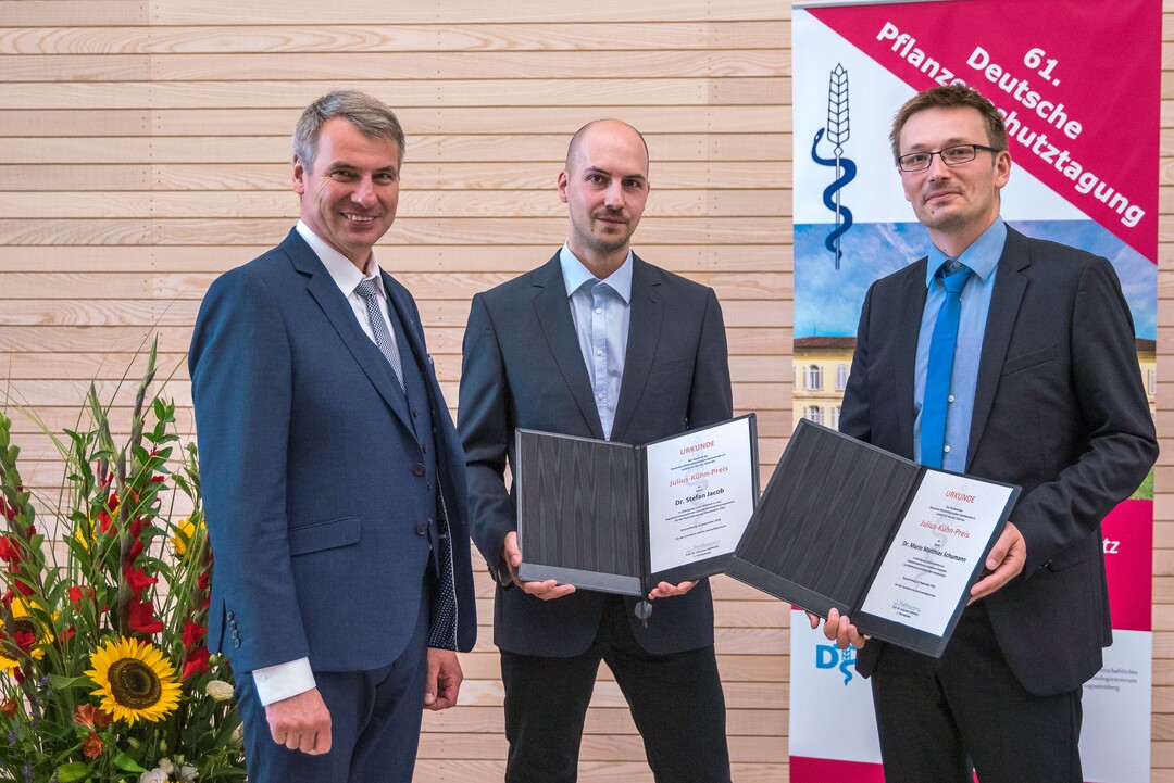 Die Preisträger: Dr. Stefan Jacob (Mitte) und Dr. Mario Matthias Schumann (rechts)