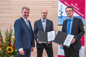 Die Preistrger: Dr. Stefan Jacob (Mitte) und Dr. Mario Matthias Schumann (rechts)