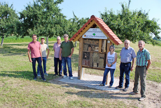Der OGV Grafenhausen hat der Gemeinde ein Insektenhotel geschenkt
