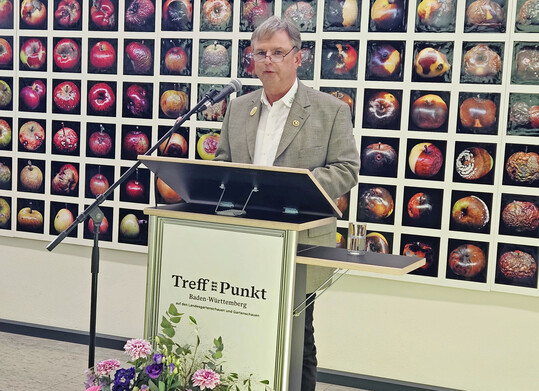 LOGL-Prsident Jrgen Metzger spricht ein Gruwort anlsslich der Ausstellungserffnung auf der Gartenschau