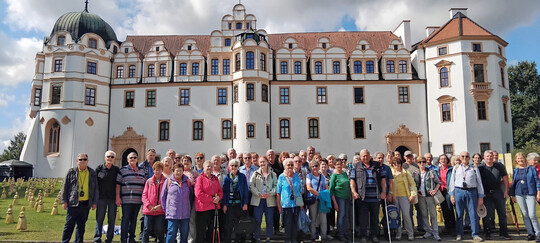 Die Reisegruppe des KOV Enzkreis vor dem Celler Shloss