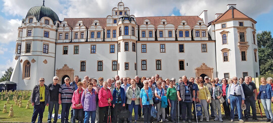 Die Reisegruppe des KOV Enzkreis vor dem Celler Schloss