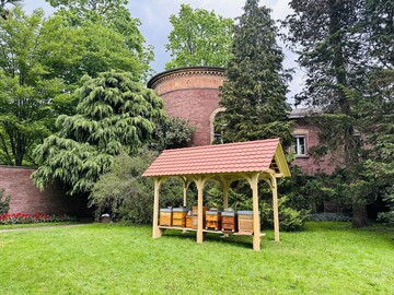 Die Nachbildung der historischen Bienenhauses.