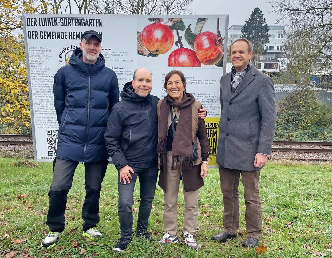 Eric Raasch, der Ortspomologen Matthias Braun, die Malerin Brigitte Hofherr und Thomas Schäfer, Bürgermeister von Hemmingen, bei der Eröffnung des Luiken-Sortengartens.