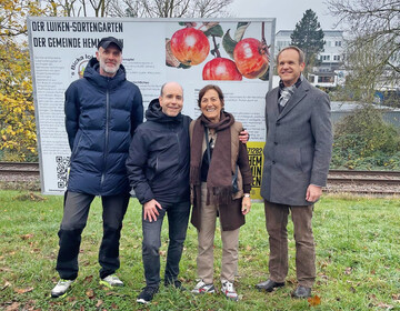 Eric Raasch, der Ortspomologen Matthias Braun, die Malerin Brigitte Hofherr und Thomas Schfer, Brgermeister von Hemmingen, bei der Erffnung des Luiken-Sortengartens.