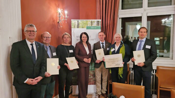 Martina Englhardt-Kopf (Mitte), Parlamentarische Staatsekretrin im BMLEH, bergab die Frderurkunde fr das Forschungsvorhaben FraxRecovery an Projektkoordinatorin Dr. Gitta Langer (2. v. r.) im Beisein von MdB Christian Haase, DFWR-Prsident, Dr. Ben Bubner, Thnen-Institut fr Forstgenetik, Prof. Alexandra Erfmeier, Institut fr kosystemforschung der Uni Kiel (v. l.) sowie Dr. Eric Thurm, Landesforstanstalt Mecklenburg-Vorpommern (r.) und Dr. Ralf-Volker Nagel, Nordwestdeutsche Forstliche Versuchsanstalt (3. v. r.)