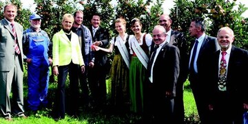 Vertreter von Berufsstand,
Politik und Vermarktung beim offiziellen Start in die Apfelsaison auf dem Betrieb von Jrgen
Heimpel in Kressbronn-Gattnau.