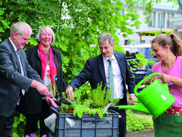 Stark in der Gemeinschaft: Der stellv. Bamberger Landrat Bruno Kellner, die Leiterin der Bayerischen Gartenakademie Marianne Scheu-Helgert, der Vizekanzler der Universitt Bamberg Andreas Crone und Anna-Maria Pfeffer vom Uni-Gardening gaben den Startschuss fr den Demogarten (v.l.n.r.)