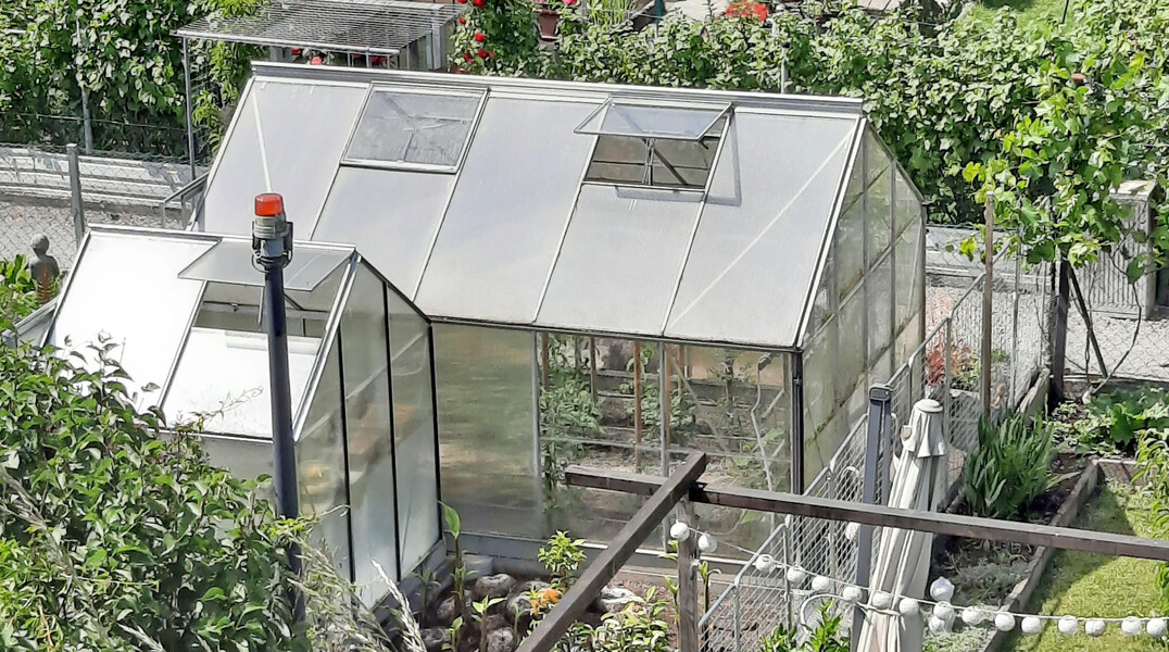 Im Winter k�nnen die Scheiben vom Kleingew�chshaus geputzt werden, dann steht den Kulturen mehr Licht zur Verf�gung und damit steigt der Ertrag.