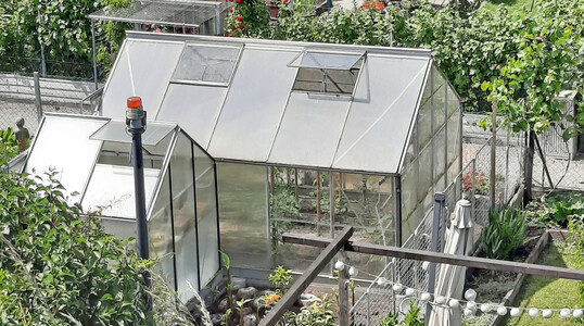 Im Winter k�nnen die Scheiben vom Kleingew�chshaus geputzt werden, dann steht den Kulturen mehr Licht zur Verf�gung und damit steigt der Ertrag.