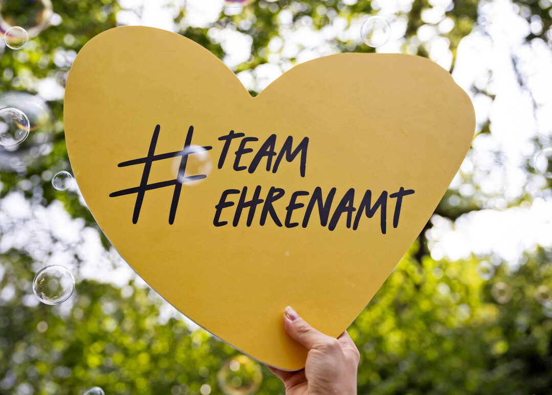 Unser Gemeinwesen lebt von ehrenamtlicher Arbeit. Das Ehrenamt ist der Kitt, der unsere Gesellschaft zusammenhlt. 
sagte der stellvertretende Ministerprsident und Innenministe
rThomas Strobl
anlsslich des Internationalen Tages des Ehrenamtes am 5. Dezember 2023.