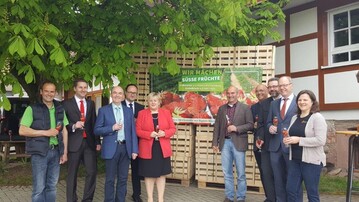 (v.l.n.r.) Martin Ziegler (Betriebsleiter), Manuel Blechinger (OGM), Thomas Krechtler (Brgermeister Lautenbach), Markus Bieser (Geschftsfhrender Vorstand OGM), Kordula Kovac (MdB), Wendelin Oberecht (Vorstand OGM), Franz Josef Mller (Prsident LVEO), Dr. Ansgar Horsthemke (GenoVerband), Dr. Friedrich Ahrens (MLR), Angelika Ziegler (Betriebsleiterin)