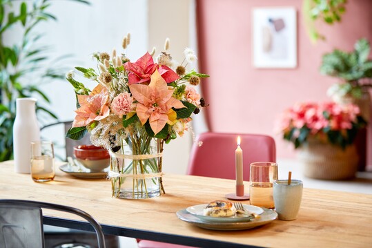 Bei diesem Bouquet wurden Weihnachtssterne mit Nelken, Mohnkapseln, Strandflieder, Disteln, Sternskabiose, verschiedenen Ziergrsern und Lrchenzweigen kombiniert.