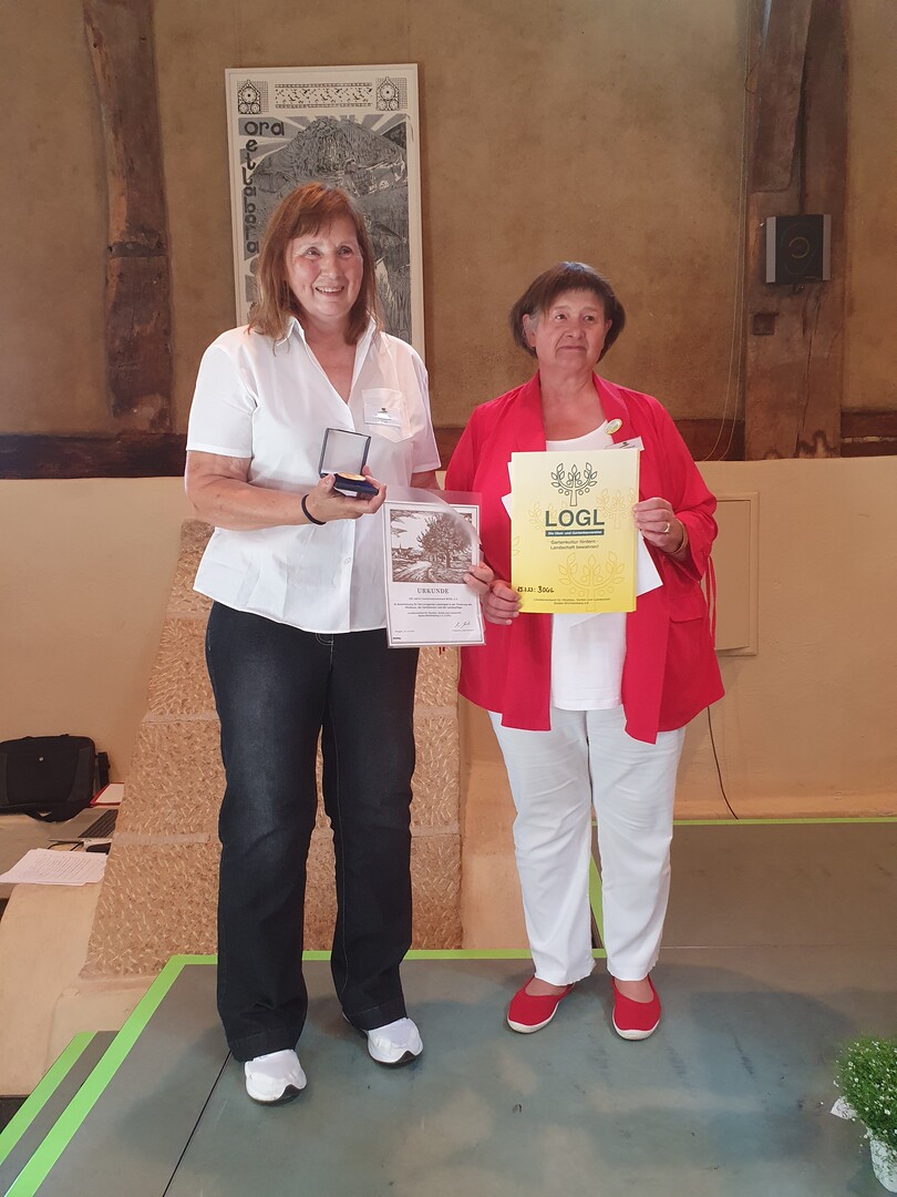 Sigrid Erhardt (r.) berreichte Ute Ellwein eine Urkunde und eine LOGL-Medaille als Anerkennung fr die gute Zusammenarbeit.