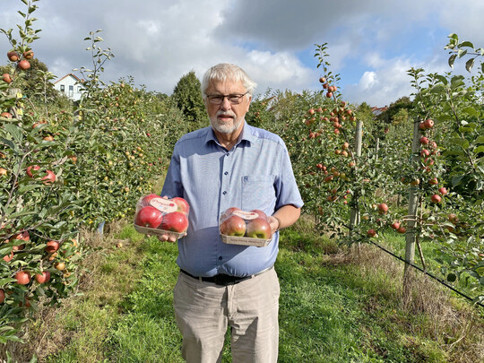 Prof. Dr. Werner Dierend mit den neuen Apfelsorten Pompur auf einem Teil der Versuchsflächen an der Hochschule Osnabrück.