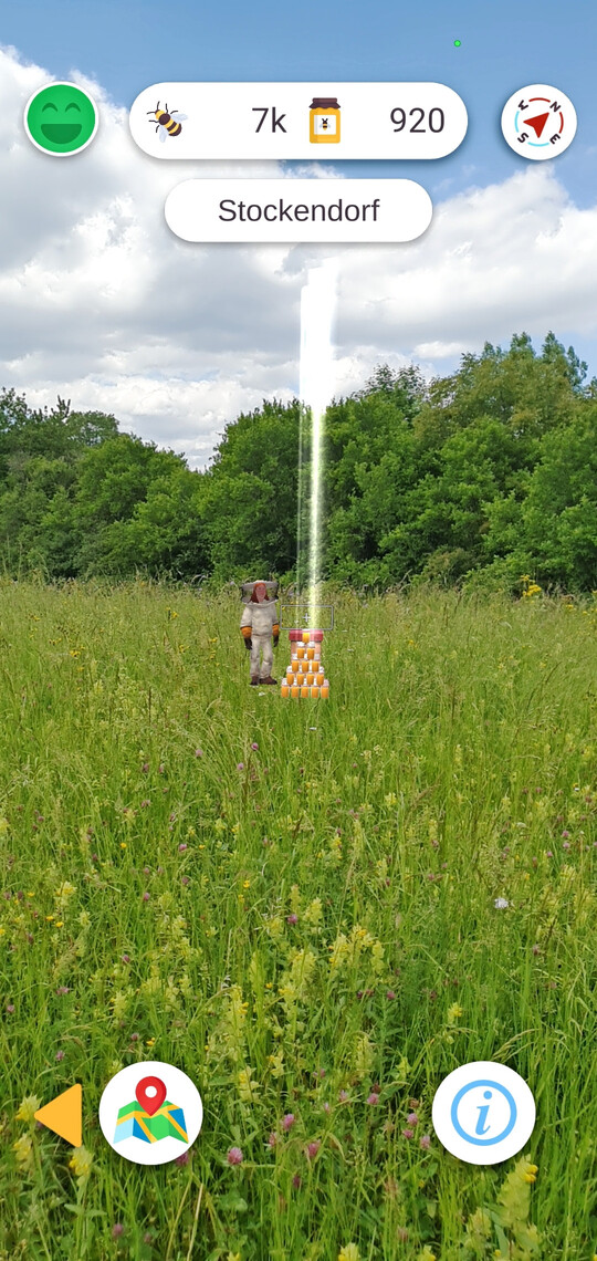 Regelm��ig kann der Honig geerntet werden. Wer noch zwei Quizfragen richtig beantwortet, bekommt eine Extraportion.