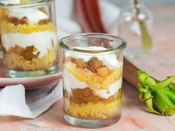 Rhabarber-Schichtdessert mit Biskuit