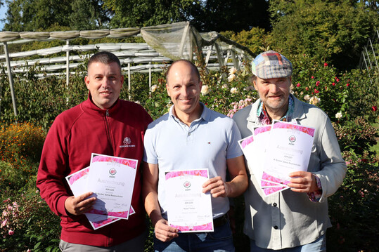 Wilhelm-Alexander Kordes (links), Thomas Proll (rechts), Z�chtungsleiter bei Kordes Rosen, und Jens Kr�ger von Rosen Tantau mit den ADR-Urkunden 