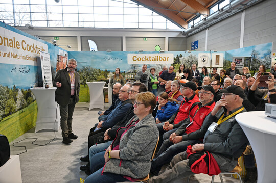 Arthur Nägele hält einen Vortrag zu Cocktails.