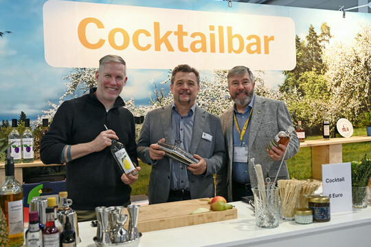 Cocktail-Projekt: Patrick Braun, Andreas Metzler und Arthur Nägele am Cocktailstand. Andreas Metzler, der Vorsitzende der Südwürttemberger Brenner hatte die Messeveranstaltung maßgeblich organisiert.