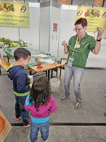 Christel Sch�fer und Kinder in Aktion auf der Garten-Messe.