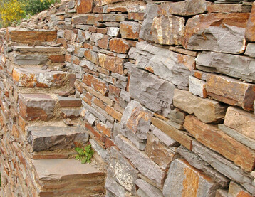 Im steilen Moseltal hat der Bau von Trockenmauern besondere Tradition (hier: Weinbergstreppe bei Alken/Mosel)