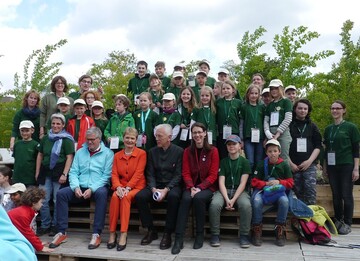 Die Minigrtner mit ihren Teamleiterinnen sowie Bettina Grfin Bernadotte, Harry Mergel, Friedlinde Gurr-Hirsch und Hanspeter Faas (v.r.n.l.)