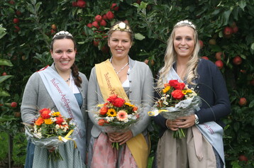Bei der Erffnung der Bodensee-Apfelsaison wurden die neuen Apfelhoheiten ins Amt eingefhrt (v. l.): Apfelprinzessin Franziska Grundler, Apfelknigin Julia Heimgartner und Apfelprinzessin Lena Bentele freuen sich darauf, fr zwei Jahre Werbebotschafterin zu sein. 
