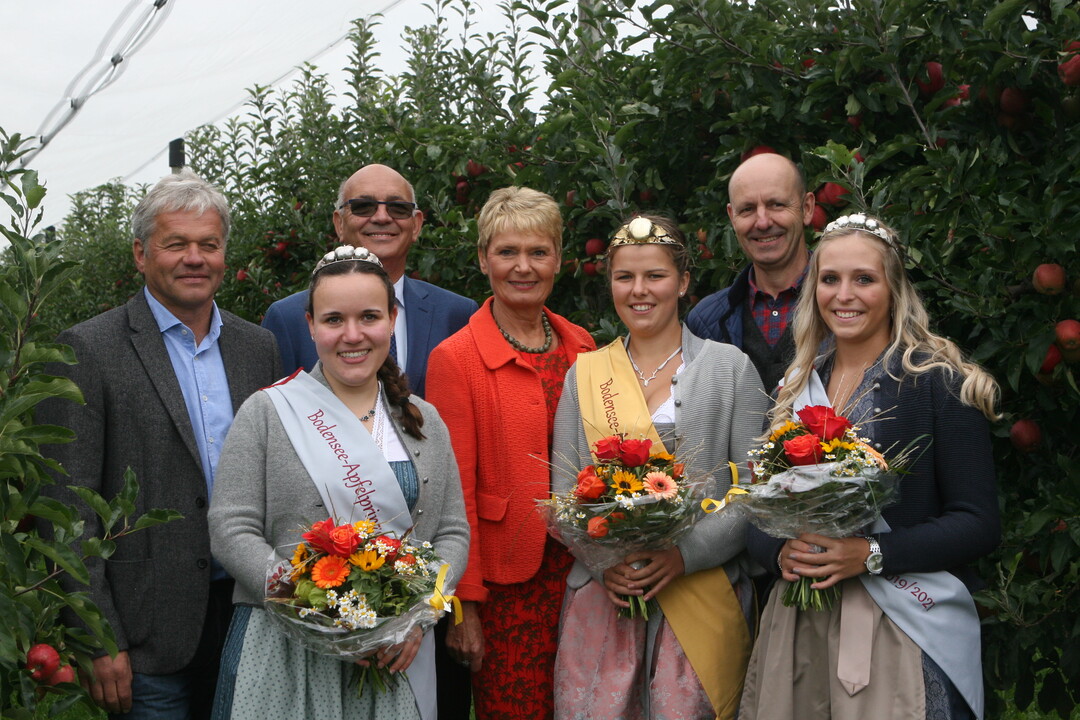 Der offizielle Auftakt in die Apfelsaison am Bodensee erfolgte in diesem Jahr in Immenstaad-Kippenhausen. Auf eine gute Ernte mit besten Qualitten freuen sich (v. l.) Thomas Heilig, Vorsitzender der Obstregion Bodensee, Apfelprinzessin Franziska Grundler, LVEO-Prsident Franz Josef Mller, Staatssekretrin Friedlinde Gurr-Hirsch, Apfelknigin Julia Heimgartner, Erich Rhrenbach, Vorsitzender der Obstregion Bodensee und Apfelprinzessin Lena Bentele.  