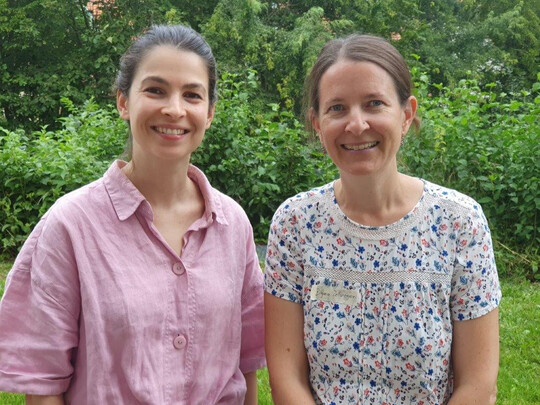 Juristin Laetizia Ban (l.) referierte über die Biene im Recht, Bigna Zellweger, Zoologin und Imkerin aus Graubünden, sprach über Abwehrstrategien der Bienen