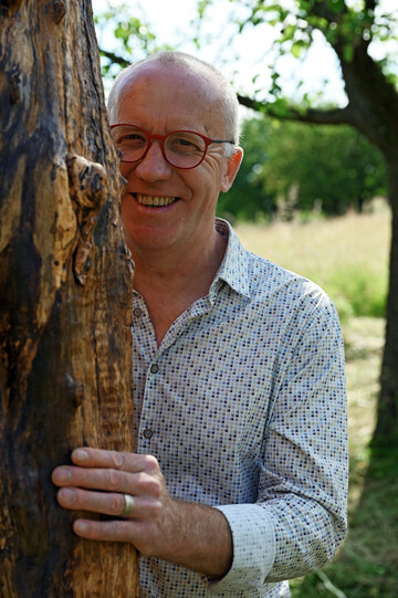 Holzgestalter Bernhard Schmid fhlt sich stark mit Bumen verbunden.