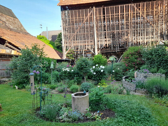 Die Tabakscheuer verleiht dem Garten einen rustikales Ambiente